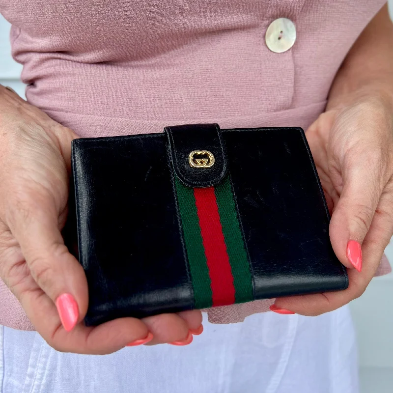 Women Gucci bags with a front - flap pocket for quick - access itemsGucci Vintage Leather Compact Web Wallet