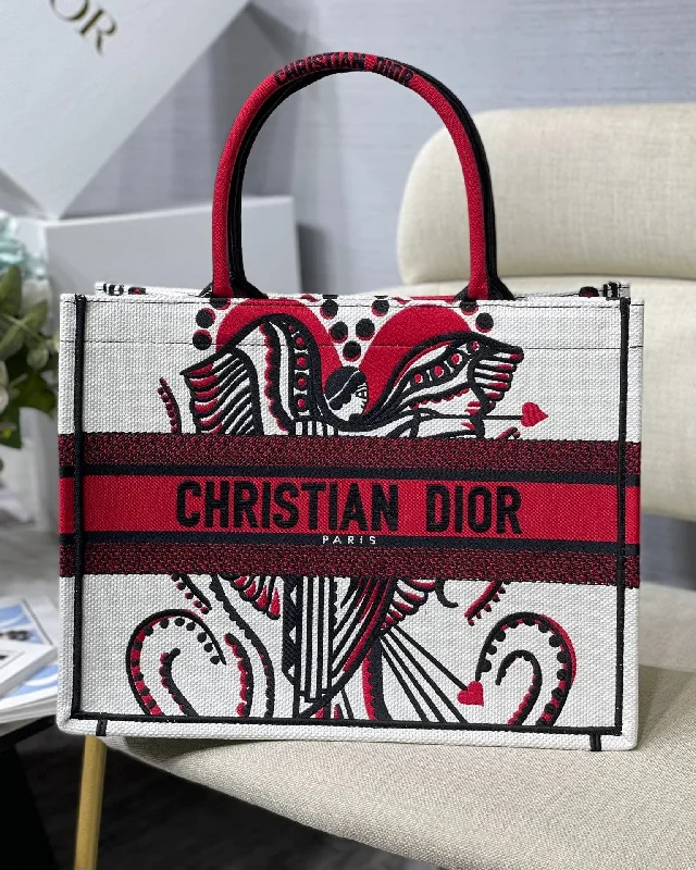 Fashion - forward Christian Dior tote bags for the modern womanChristian Dior MeChristian Diorum Book Tote