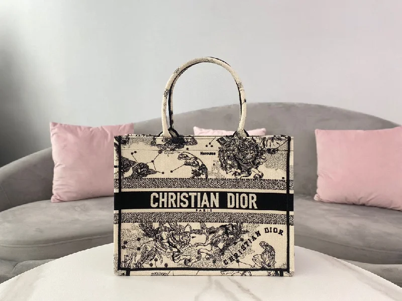 Luxury Christian Dior crossbody bags with a chain - link strapChristian Dior MeChristian Diorum Book Tote White