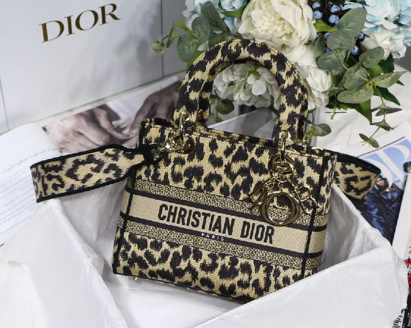 Christian Dior bags with a quilted pattern and gold - toned hardwareChristian Dior MeChristian Diorum Lady D-Lite Bag Black Gold