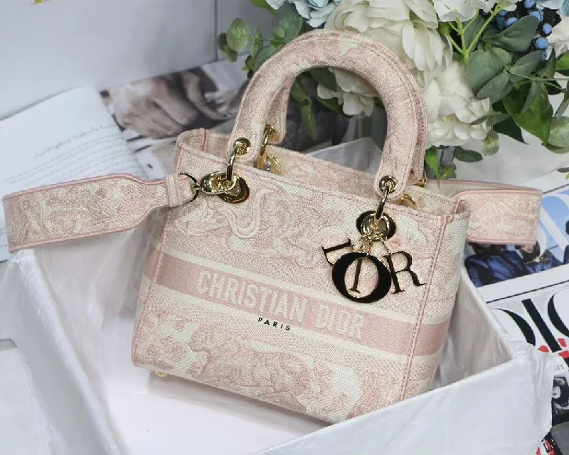 Christian Dior bags with a quilted pattern and gold - toned hardwareChristian Dior MeChristian Diorum Lady D-Lite Bag Pink