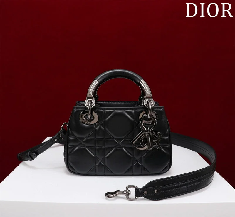 Christian Dior Saddle bags with a distressed leather finishmakbags - Dior Bags - 1033